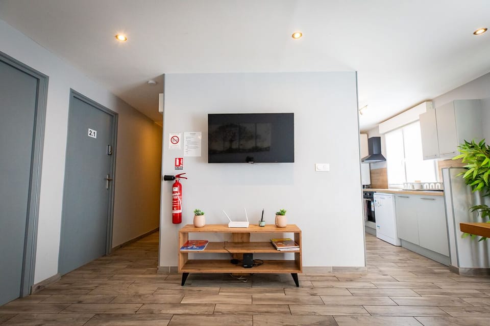 Standard Twin Room | Living area | Flat-screen TV, books