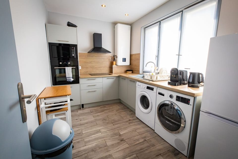 Standard Twin Room | Living area | Flat-screen TV, books