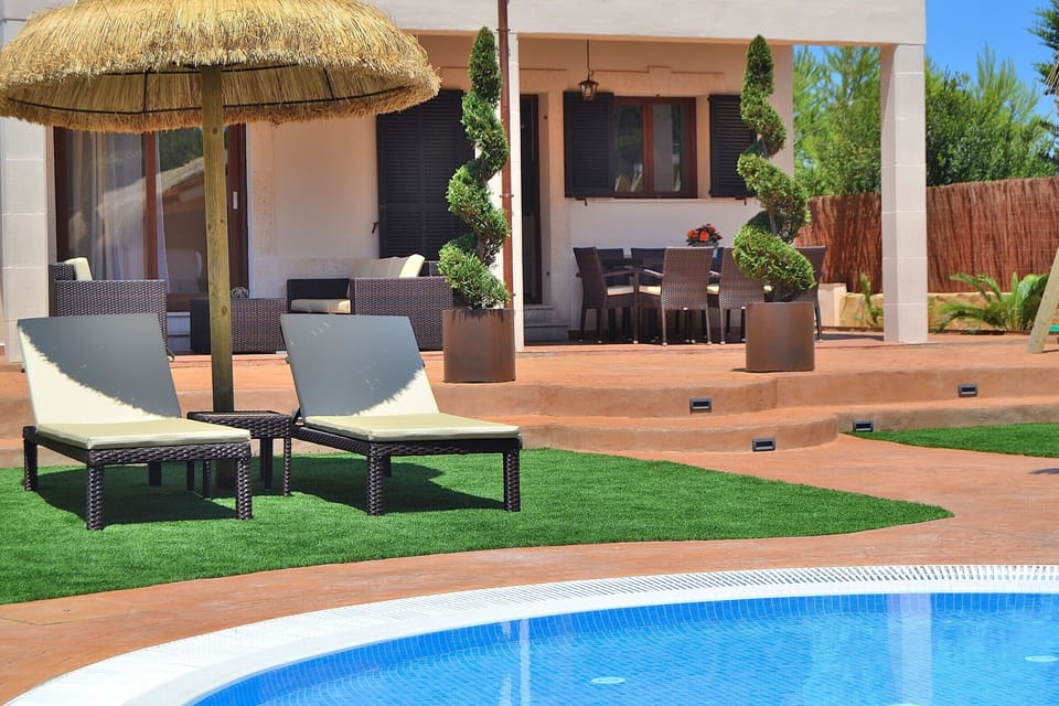 swimming pool, sun loungers, sunshade, sun terrace, good weather, friends
