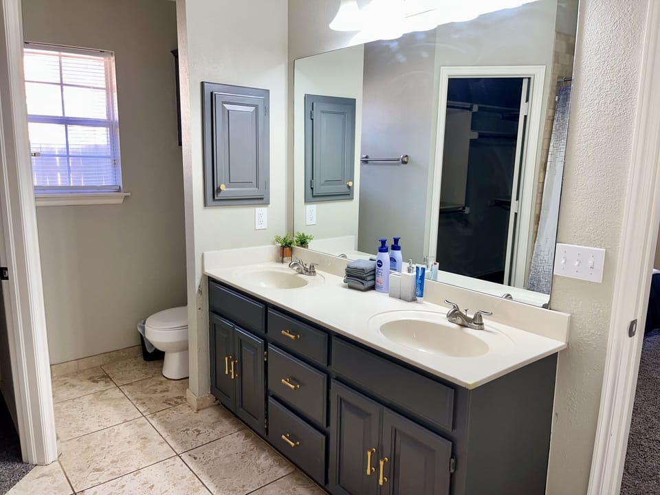 Bathroom 1 (in Bedroom 1)