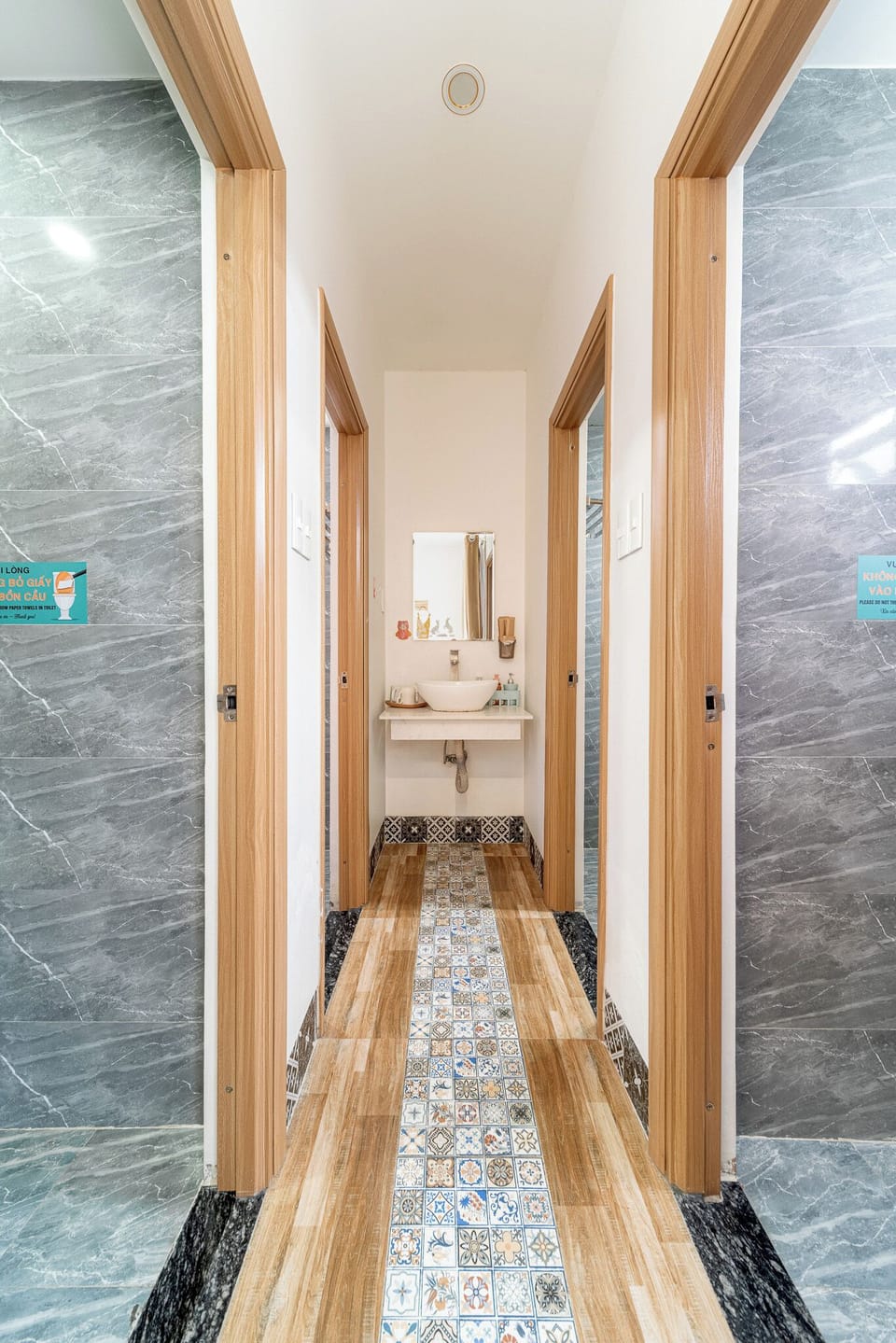 Shower, rainfall showerhead, free toiletries, hair dryer