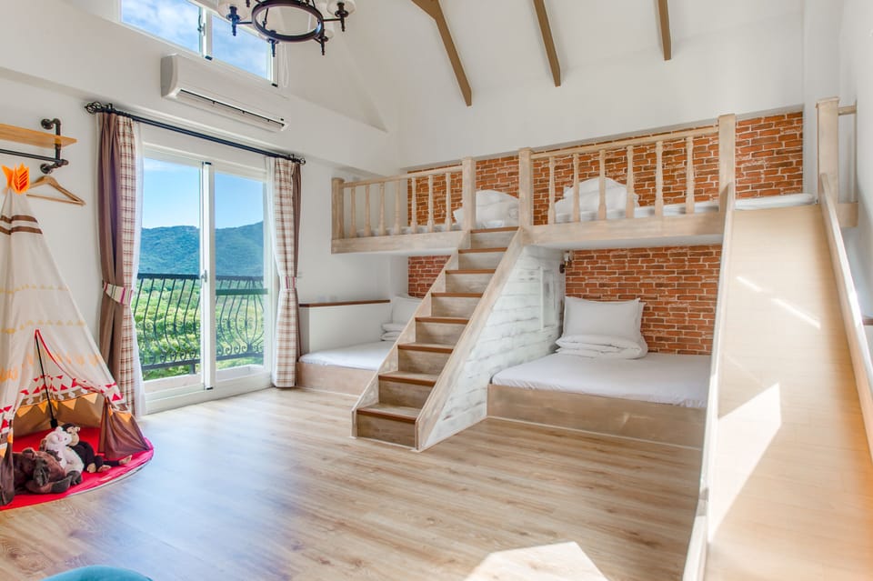 Family room for six with mountain view and balcony | Free WiFi, bed sheets