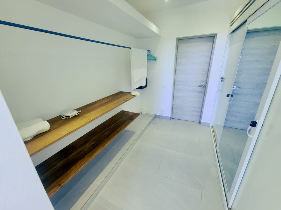 Business Suite, 1 King Bed, Pool Access, Ocean View | Wardrobe