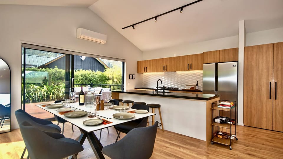 Kitchen & dining area