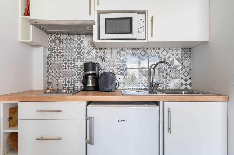 Standard Studio, 2 Twin Beds, Kitchenette, City View | Individually furnished, free WiFi, bed sheets