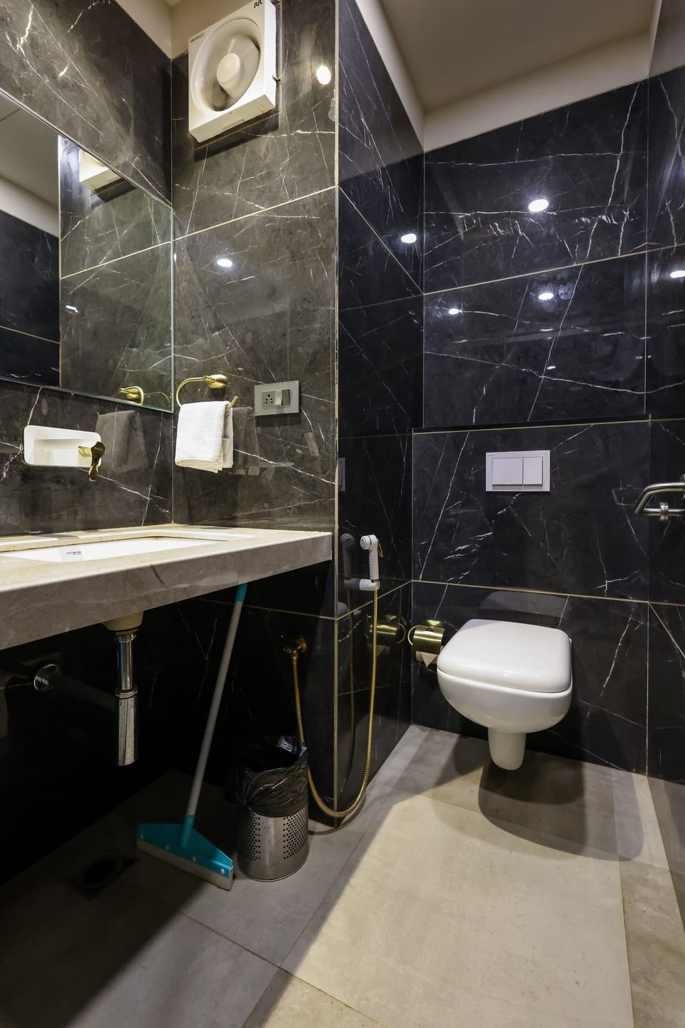Royal Room | Bathroom | Shower, free toiletries, towels, soap