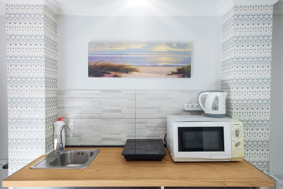 Studio | Private kitchenette | Electric kettle