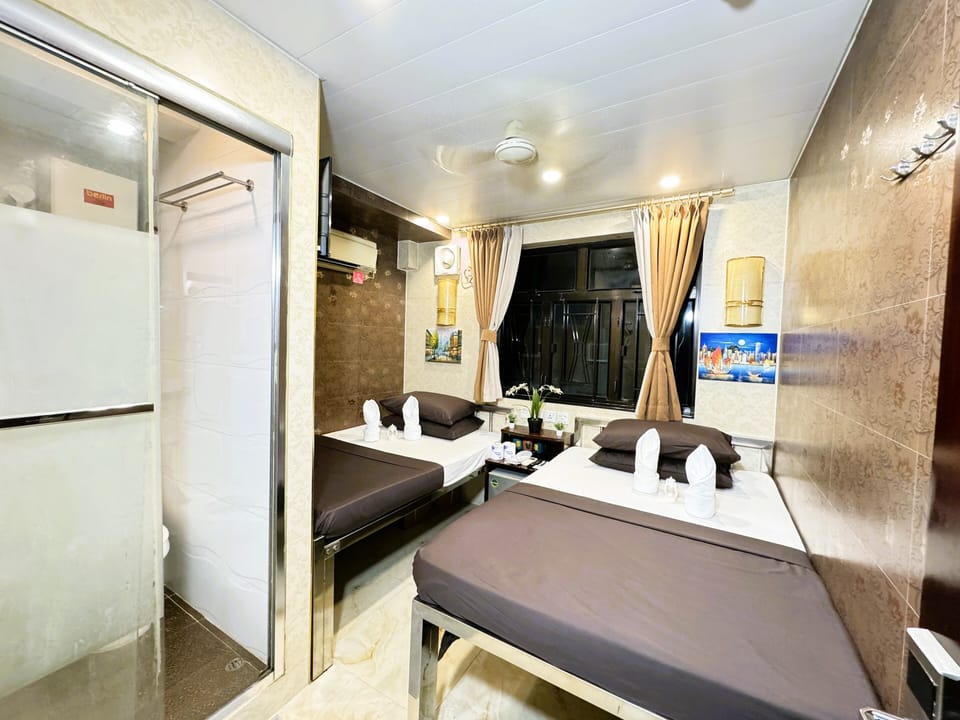Standard Quadruple Room | In-room safe, iron/ironing board, free WiFi, bed sheets
