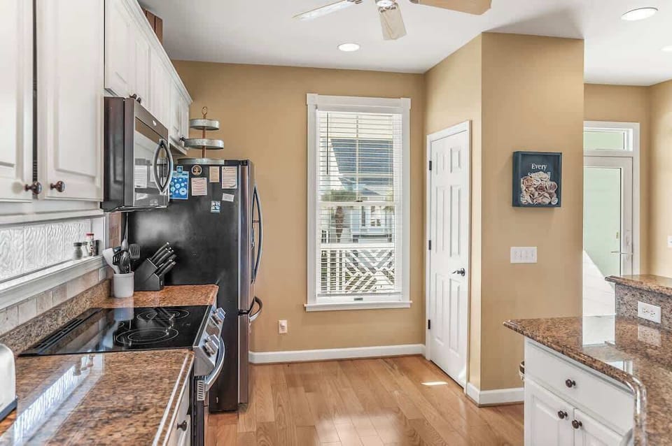 Open concept kitchen and dining area