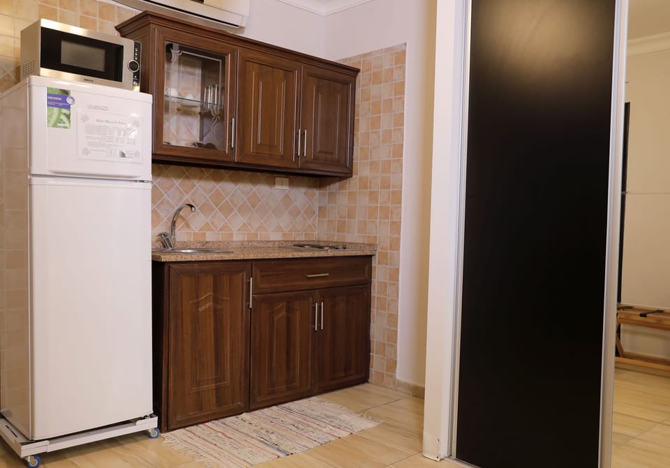 Deluxe Room, 1 King Bed | Blackout drapes, soundproofing, iron/ironing board (on request)