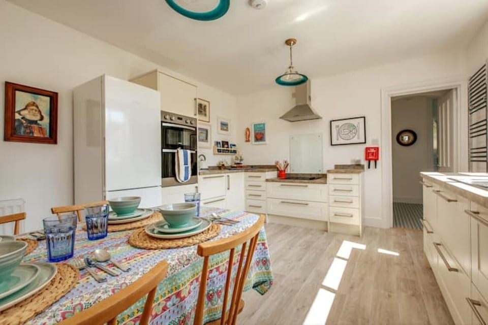 In the kitchen, find everything you need for rustling up meals