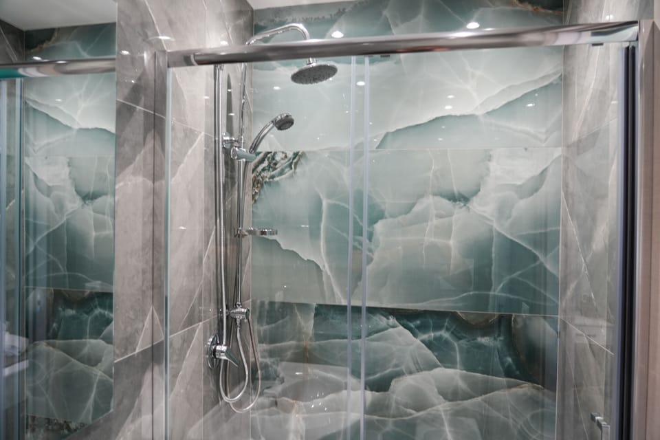 Gallery Double or Twin Room (Napul'é) | Bathroom | Shower, rainfall showerhead, free toiletries, hair dryer