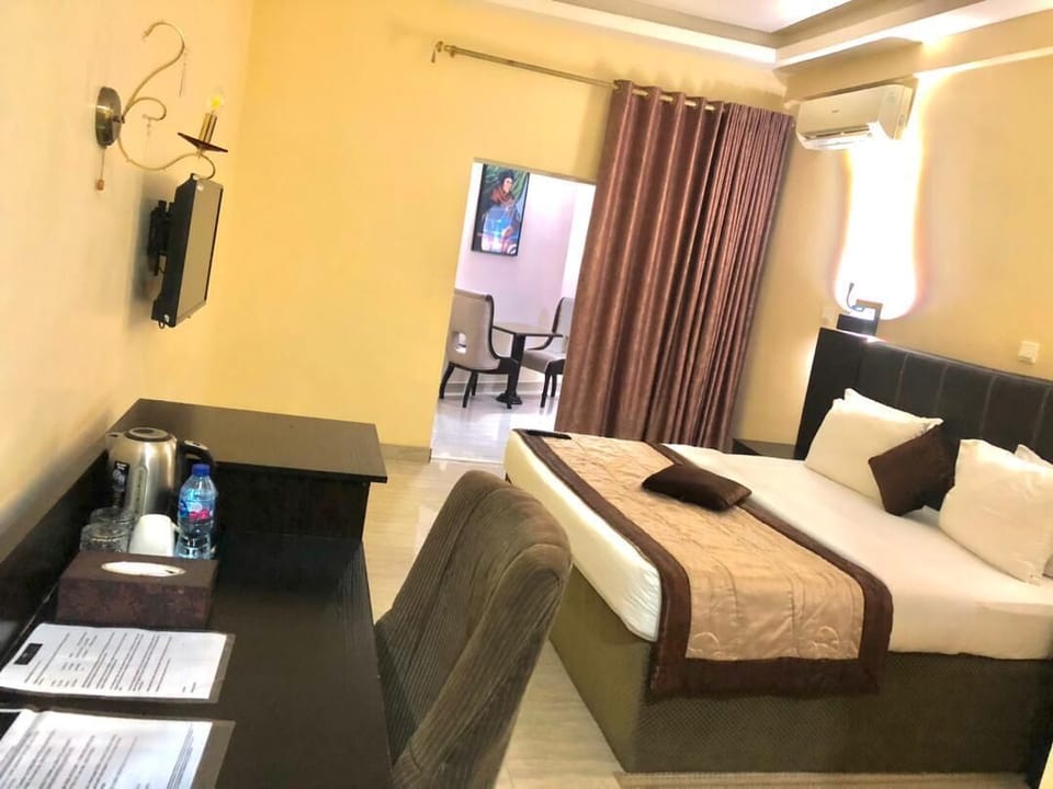 Classic Suite | In-room safe, individually furnished, desk, laptop workspace
