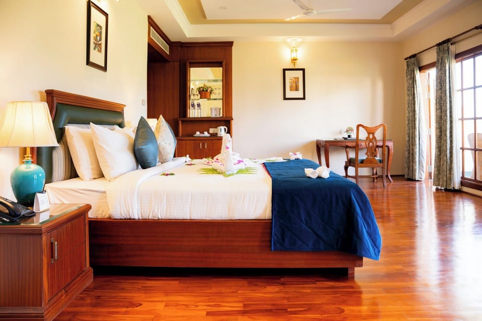 Executive Suite | Memory foam beds, minibar, in-room safe, laptop workspace
