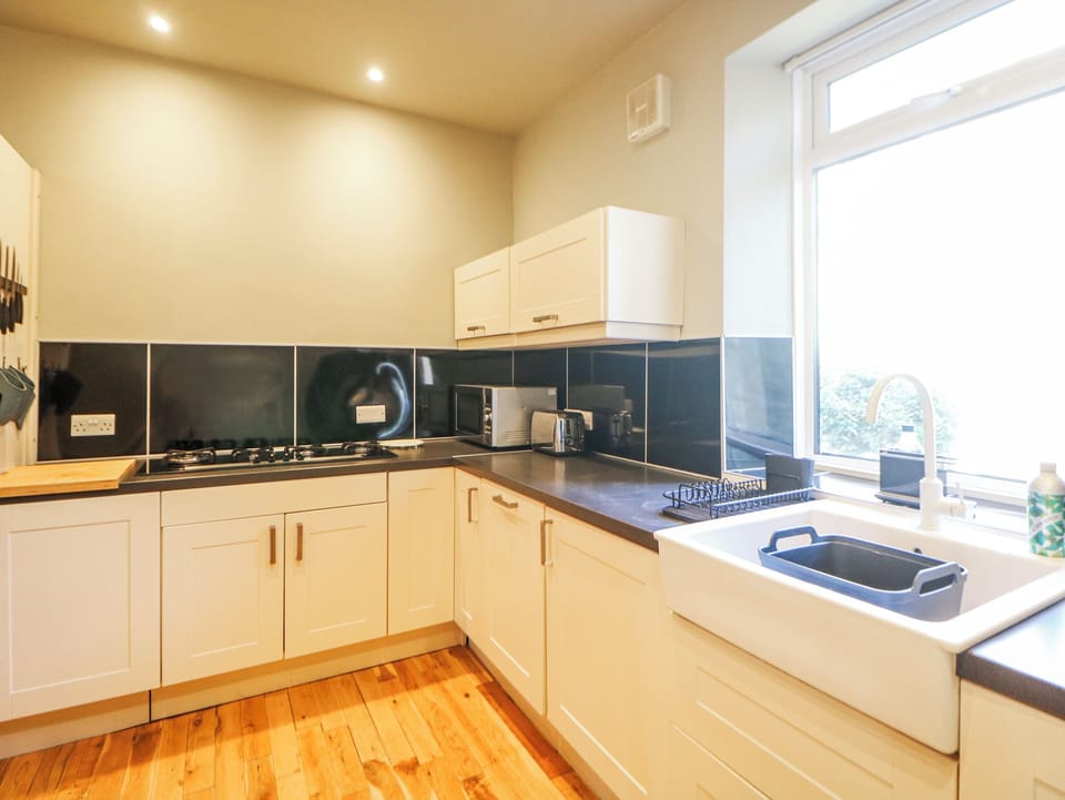 Cottage | Private kitchen | Fridge, dishwasher, electric kettle, toaster