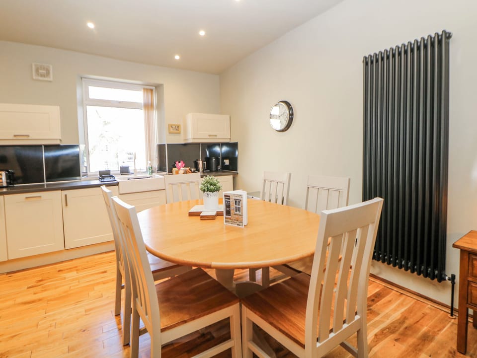 Cottage | Dining