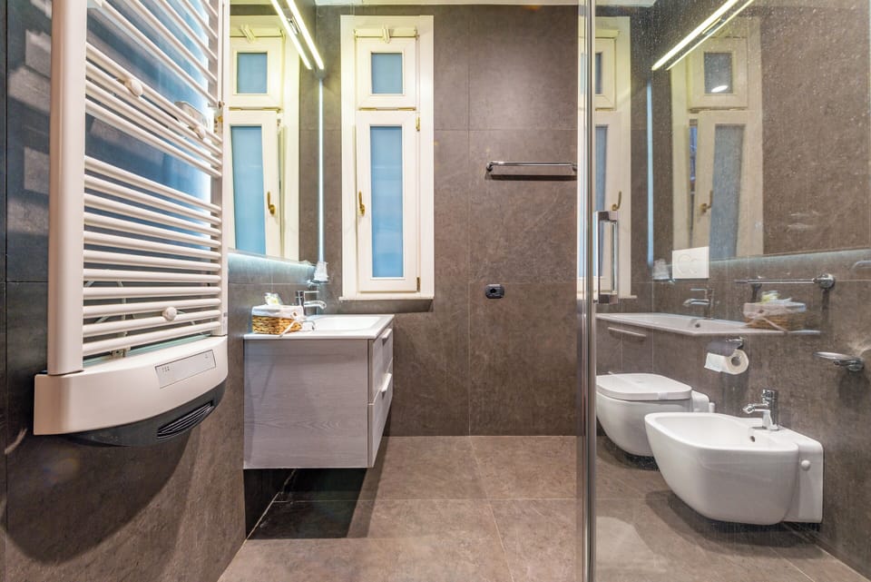 Classic Triple Room | Bathroom | Shower, rainfall showerhead, hair dryer, bidet