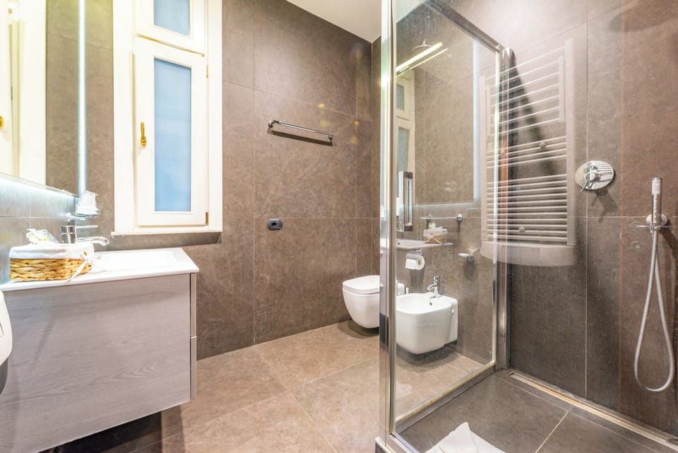 Classic Triple Room | Bathroom | Shower, rainfall showerhead, hair dryer, bidet
