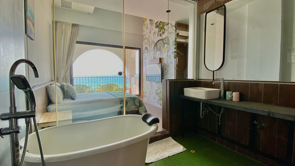 Deluxe Double Room with Ocean View | Bathroom | Shower, rainfall showerhead, free toiletries, hair dryer