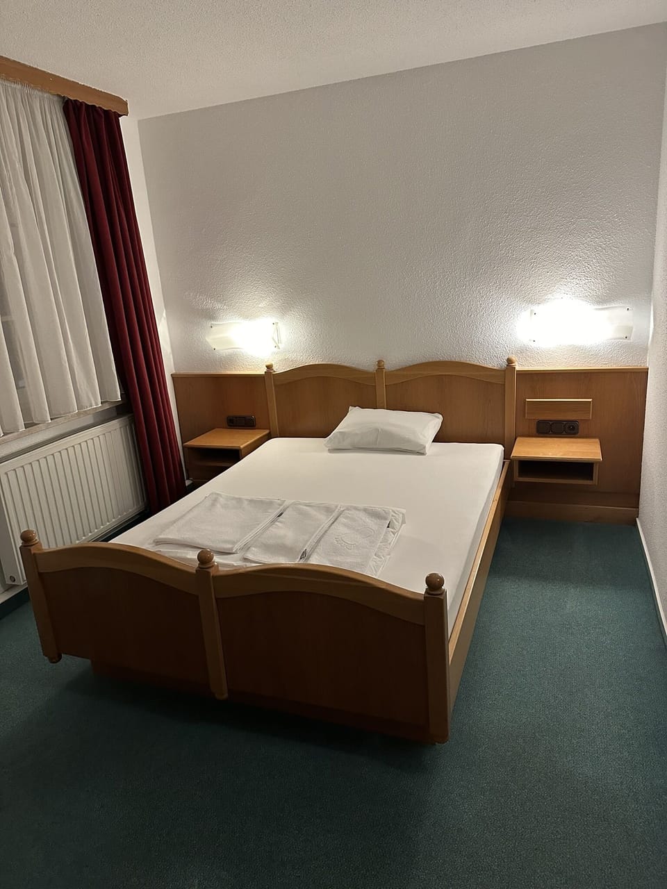 Comfort Room, 1 Queen Bed, Non Smoking | Desk, soundproofing, bed sheets