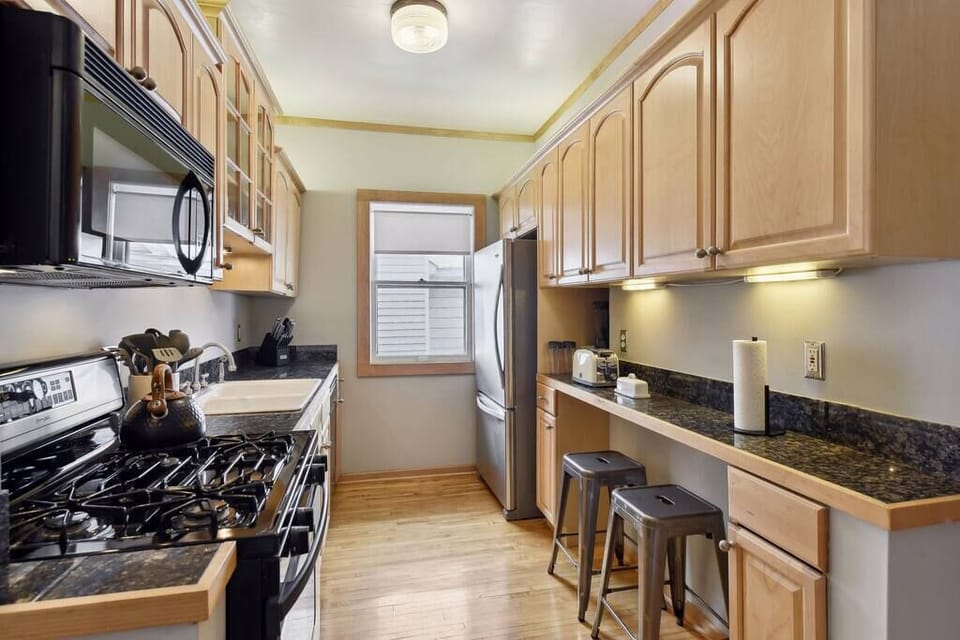 Kitchen with Breakfast Bar
