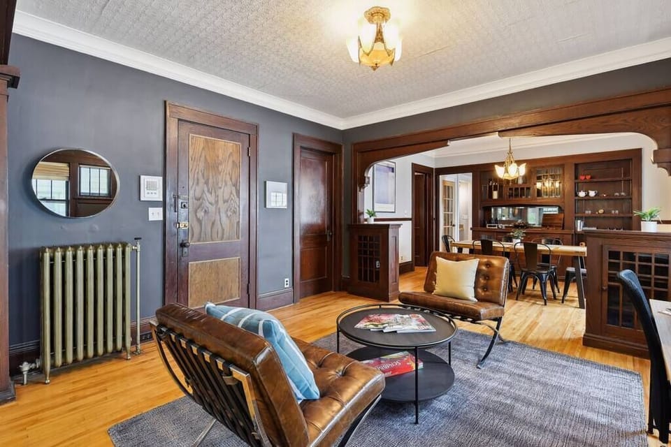 Sitting Room / Entry