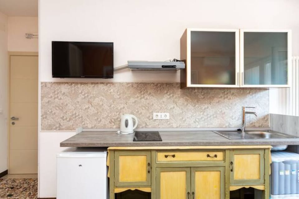 Standard Studio | Private kitchen | Fridge, microwave, electric kettle, cookware/dishes/utensils