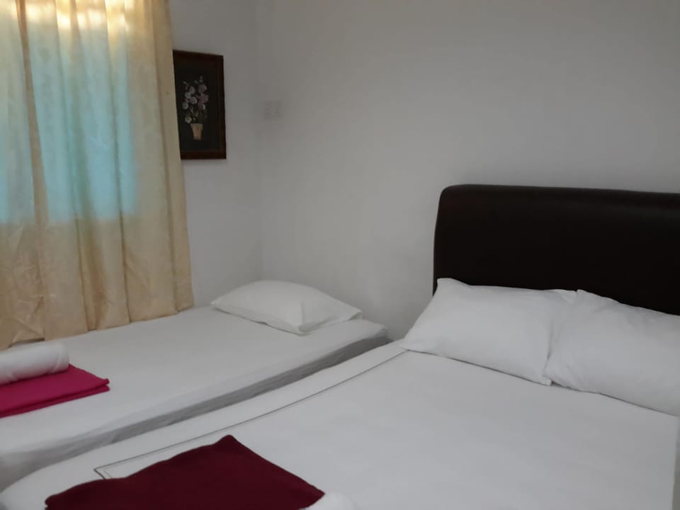 Basic Triple Room, 1 Bedroom | Desk, laptop workspace, blackout drapes, iron/ironing board