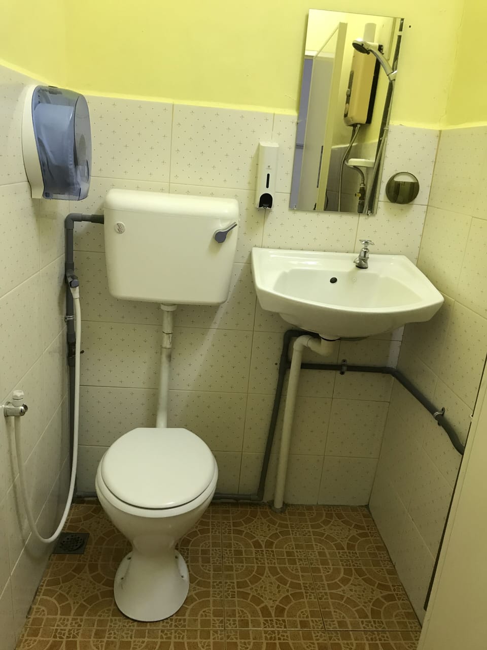 Deluxe Double Room, 1 Queen Bed | Bathroom | Shower, free toiletries, hair dryer, slippers