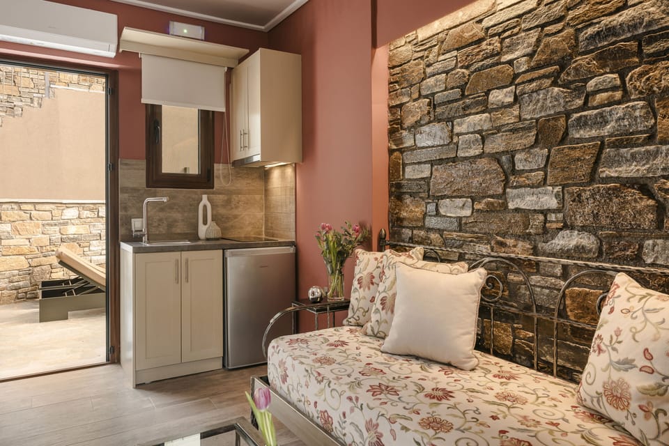 Deluxe Duplex with Sea View and Private Heated Pool | Private kitchen | Fridge, stovetop, electric kettle
