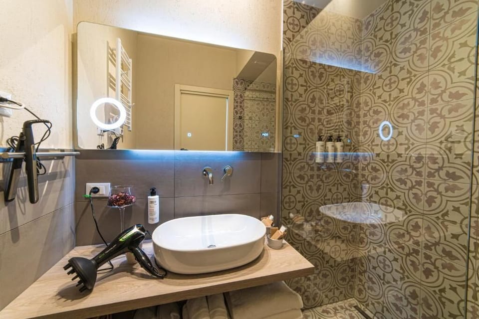 Deluxe Double or Twin Room | Bathroom | Shower, rainfall showerhead, eco-friendly toiletries, hair dryer