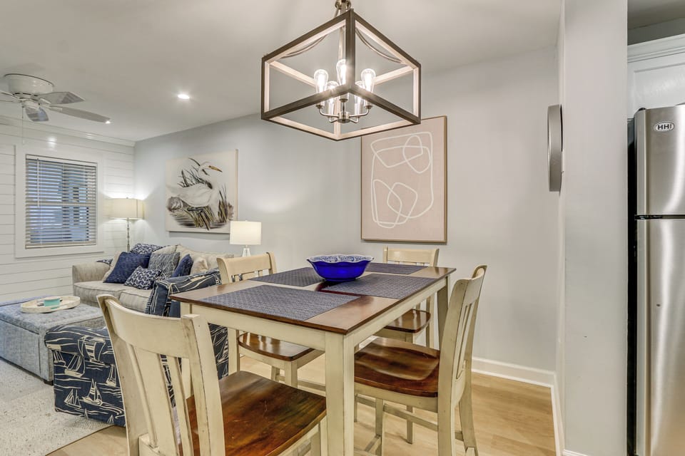 Dining Area | Dishes & Flatware Provided