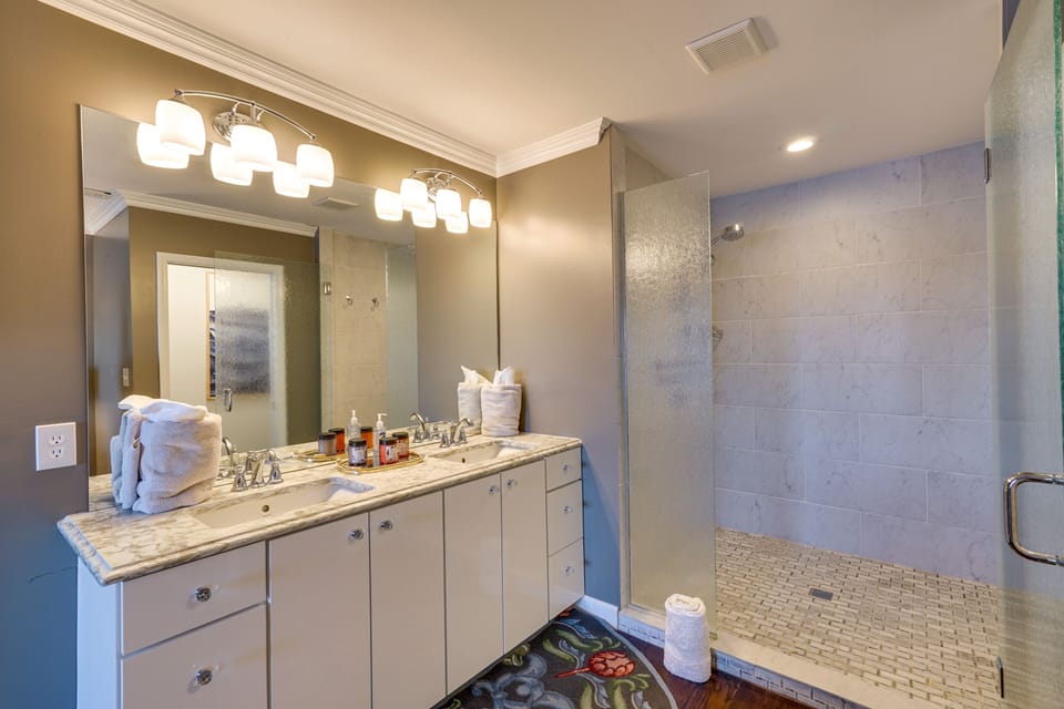 Full Bathroom | Towels Provided | Complimentary Toiletries
