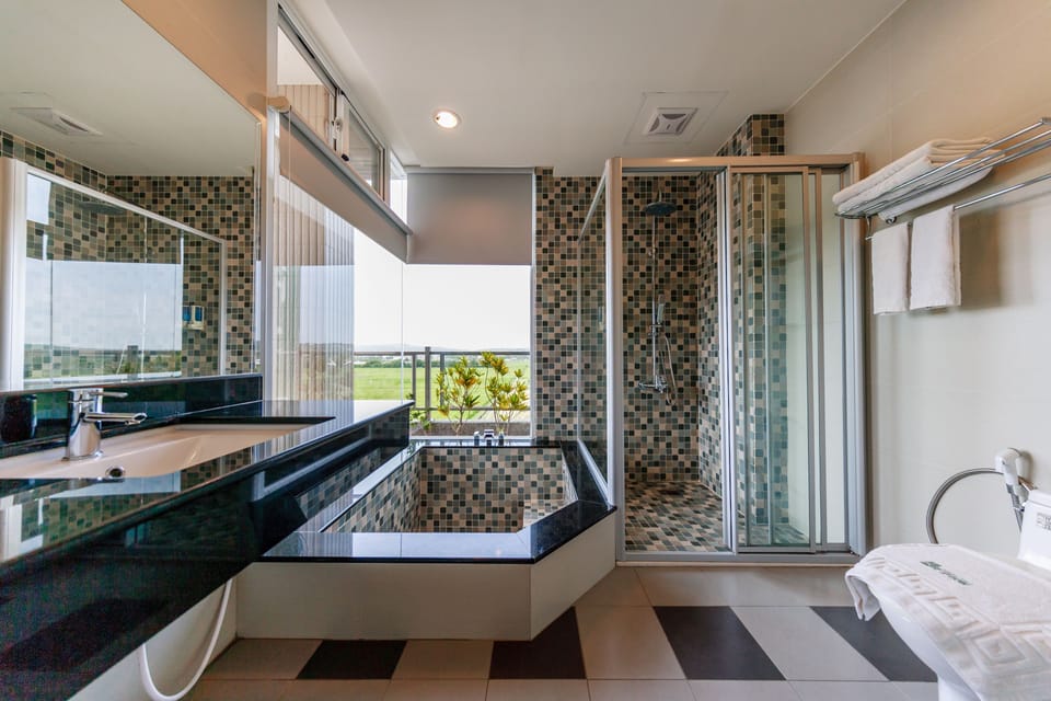 Deluxe Double Room, 1 Double Bed, Balcony | Bathroom | Shower, rainfall showerhead, free toiletries, hair dryer