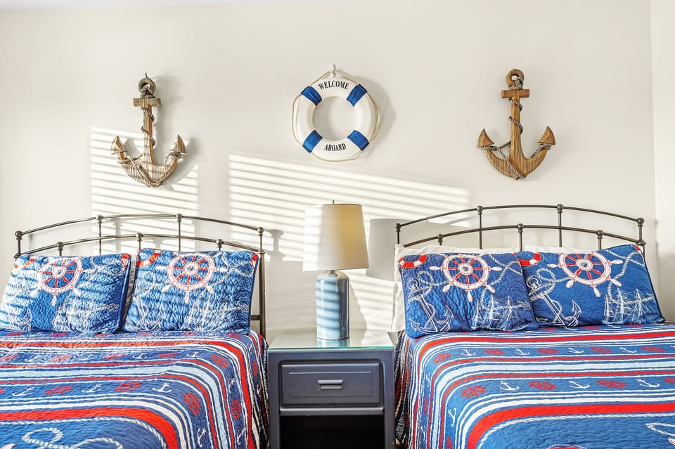 Guest Bedroom with 2 Double Beds
