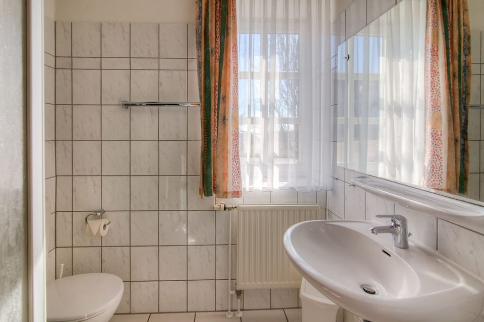 Single Room | Bathroom | Hair dryer, towels