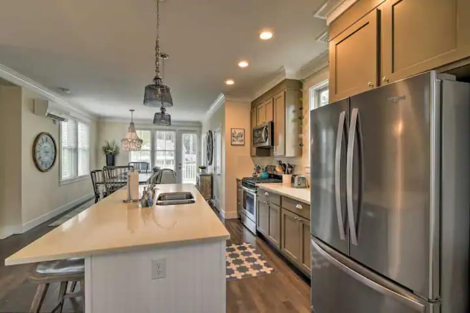 Kitchen (island with additional seating)