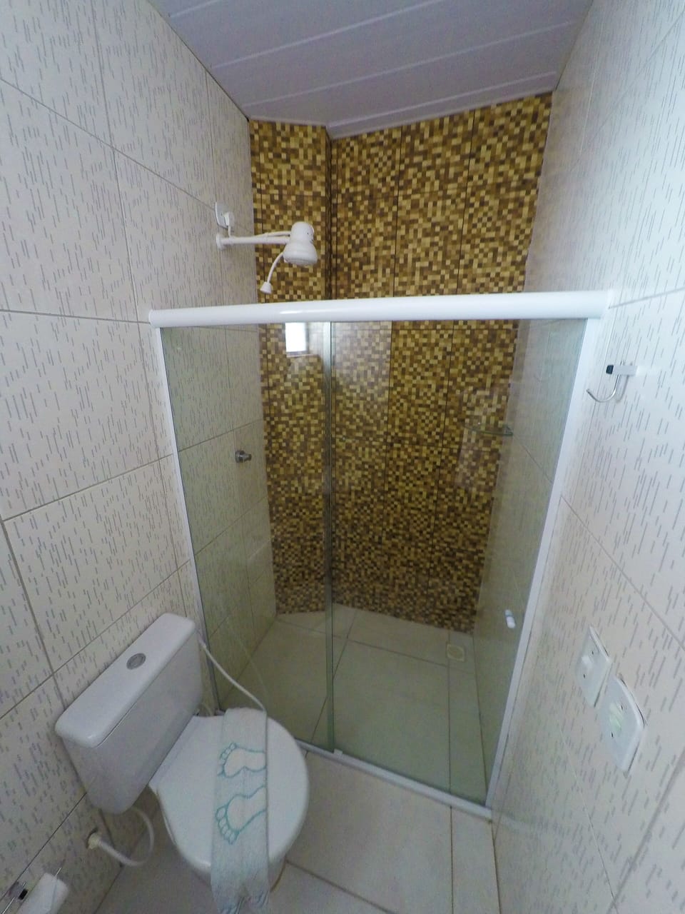 Standard Triple Room | Bathroom | Shower, towels