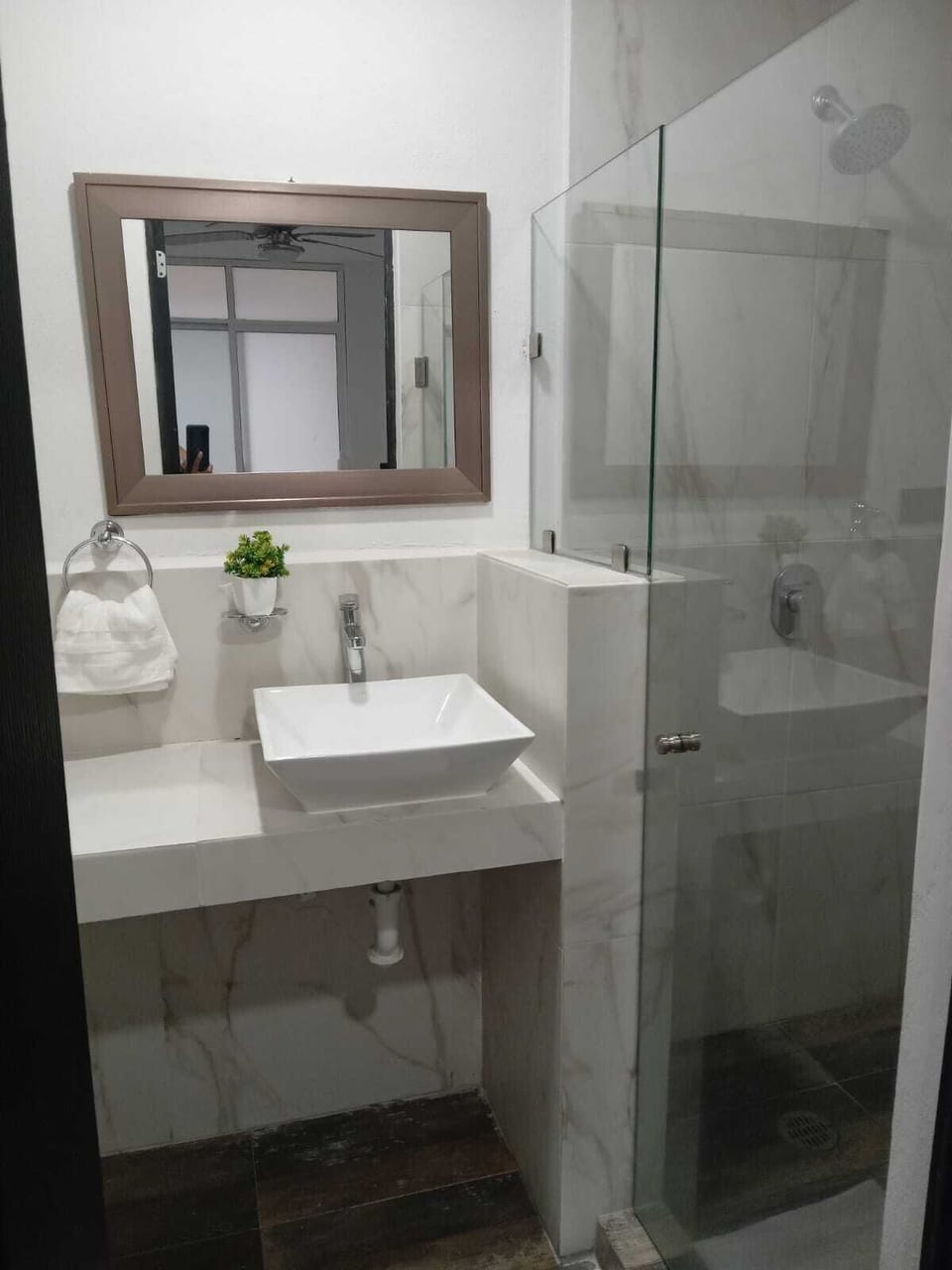 Comfort Double Room | Bathroom | Free toiletries