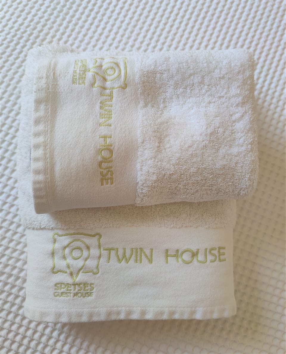Standard Room | Bathroom | Shower, designer toiletries, hair dryer, towels