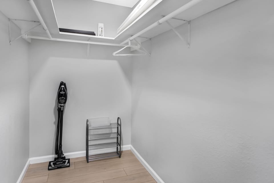 Spacious 4-bed retreat with Chic Closet Corner close to River Walk