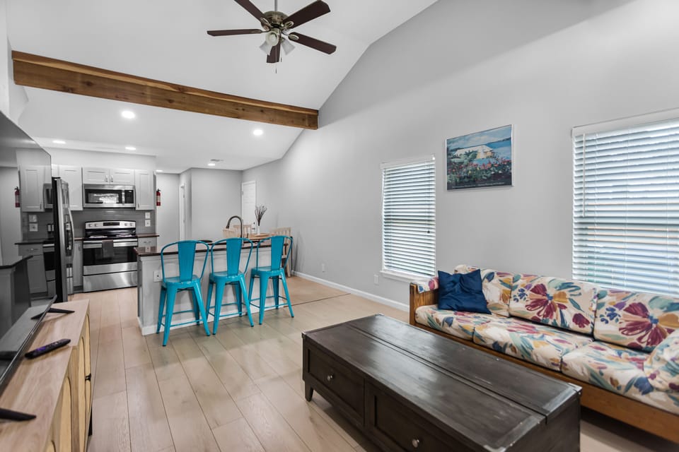 Spacious 4 bedroom unit close to river walk and Alamo Dome.