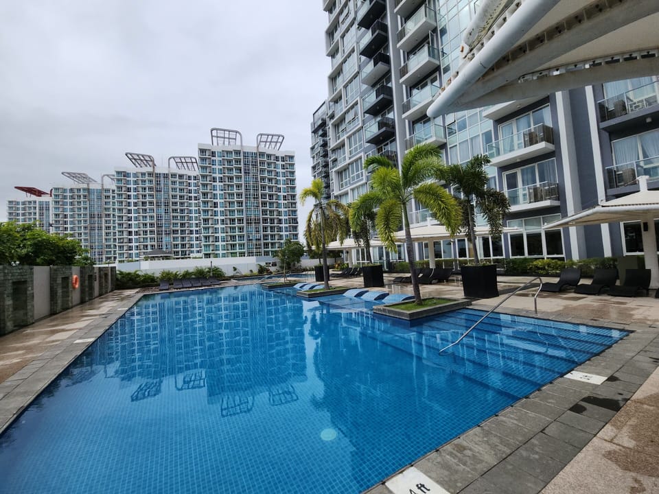 Indoor/outdoor pool