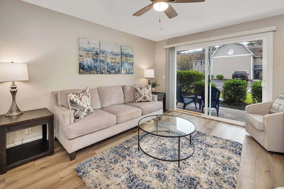 Ocean Walk Q7 - Light and Airy Living Area with Balcony Access