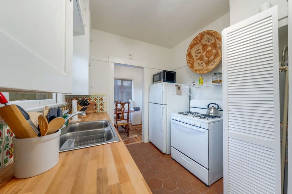 Updated, fully-equipped kitchen