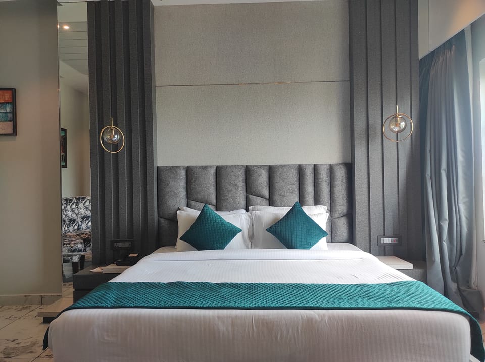 Premium Room | Desk, soundproofing, WiFi (free), bed sheets