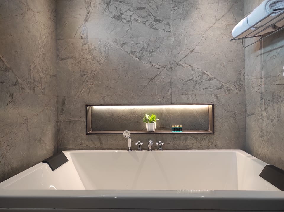 Suite | Bathroom | Shower, rainfall showerhead, free toiletries, towels