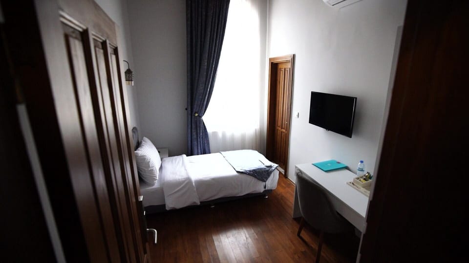 Standard Single Room | Minibar, in-room safe, desk, laptop workspace
