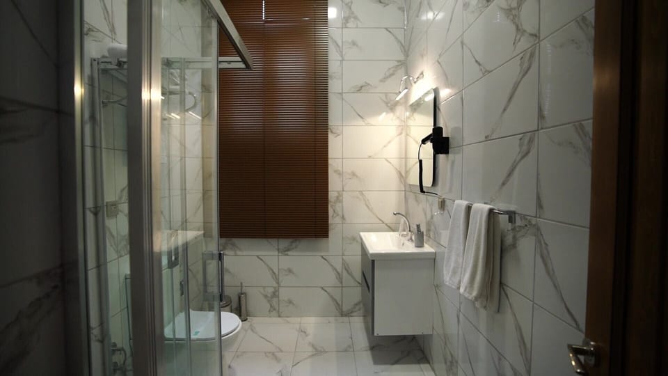 Standard Single Room | Bathroom | Shower, rainfall showerhead, hair dryer, slippers
