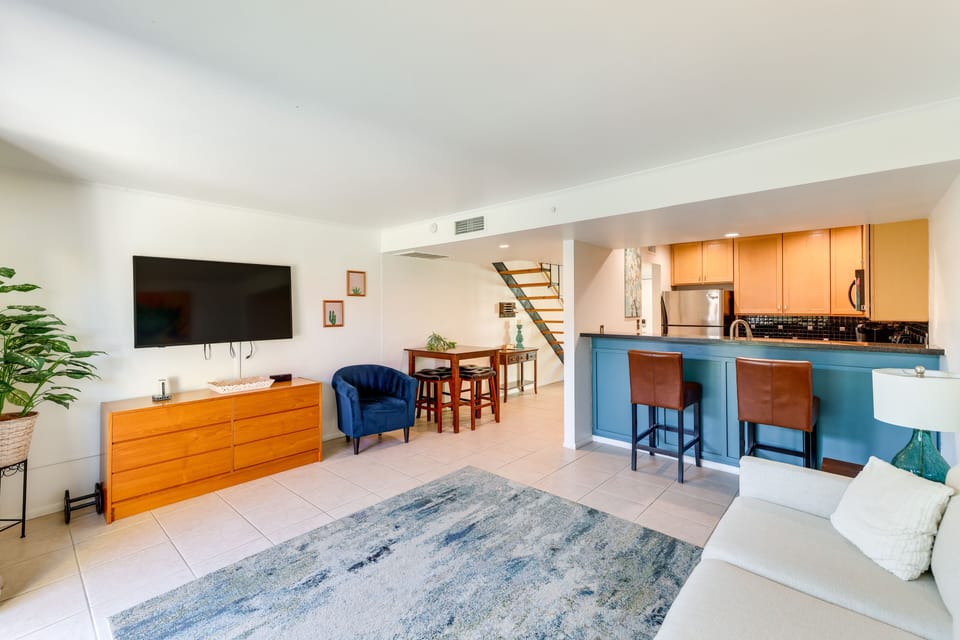 Living Room | Free WiFi | Smart TV w/ Cable | Central A/C & Heating